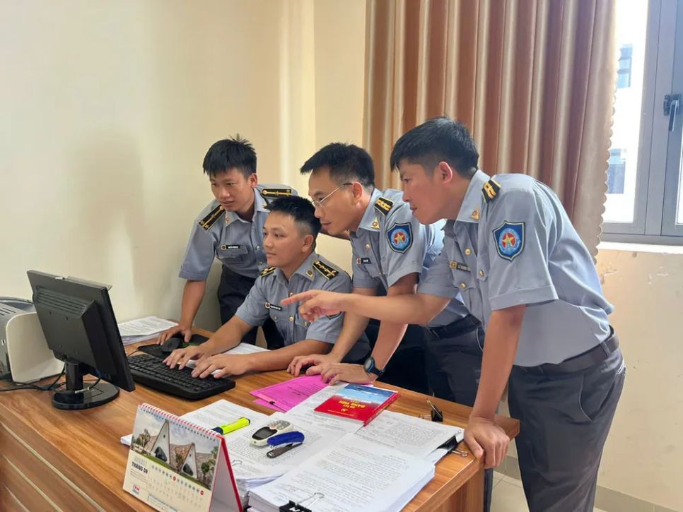 Đoàn cơ sở Chi đội Kiểm ngư số 2 tập huấn kỹ năng số cho đội ngũ cán bộ đoàn. Ảnh: NGỌC CHUNG Đoàn cơ sở Chi đội Kiểm ngư số 2 tập huấn kỹ năng số cho đội ngũ cán bộ đoàn. Ảnh: NGỌC CHUNG