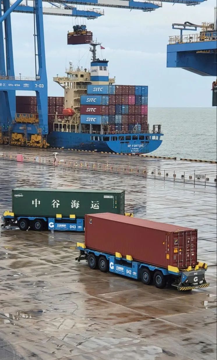 Cảng container tự động Khâm Châu (tỉnh Quảng Tây, Trung Quốc) với các xe vận chuyển container hoàn toàn tự động, không người lái Cảng container tự động Khâm Châu (tỉnh Quảng Tây, Trung Quốc) với các xe vận chuyển container hoàn toàn tự động, không người lái