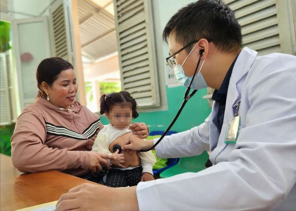 Một bé gái bị viêm phổi đang được thăm khám tại Bệnh viện Nhi đồng 2 TPHCM, ngày 7-8