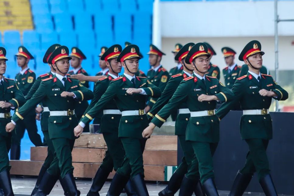 Các quân nhân tích cực luyện tập cho đêm nghệ thuật được cho là rất hoành tráng