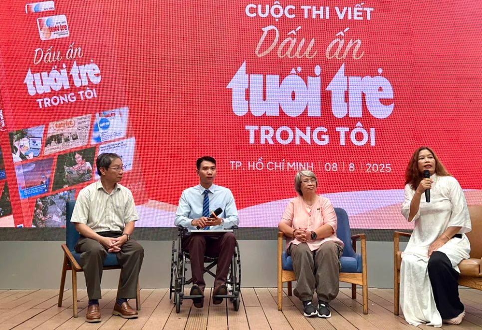 Các tác giả đoạt giải giao lưu tại chương trình. Từ trái qua: Nguyễn Mạnh Huy, Đặng Hoàng An, Lâm Minh Trang và nhà báo Cát Khuê Các tác giả đoạt giải giao lưu tại chương trình. Từ trái qua: Nguyễn Mạnh Huy, Đặng Hoàng An, Lâm Minh Trang và nhà báo Cát Khuê