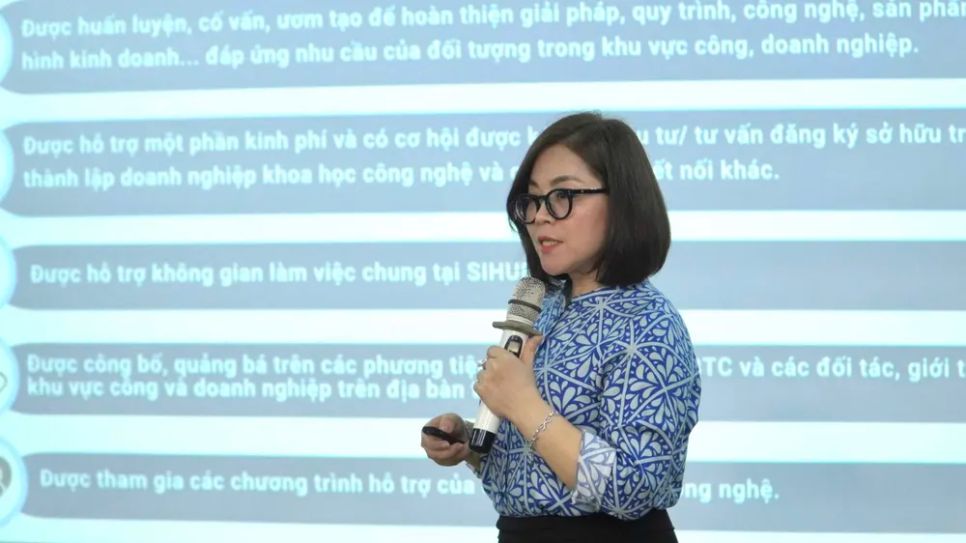 Bà Lê Thị Bé Ba, Phó Giám đốc Sihub chia sẻ các chính sách hỗ trợ hệ sinh thái khởi nghiệp trong lĩnh vực công nghệ giáo dục. Ảnh: THIÊN PHÁT