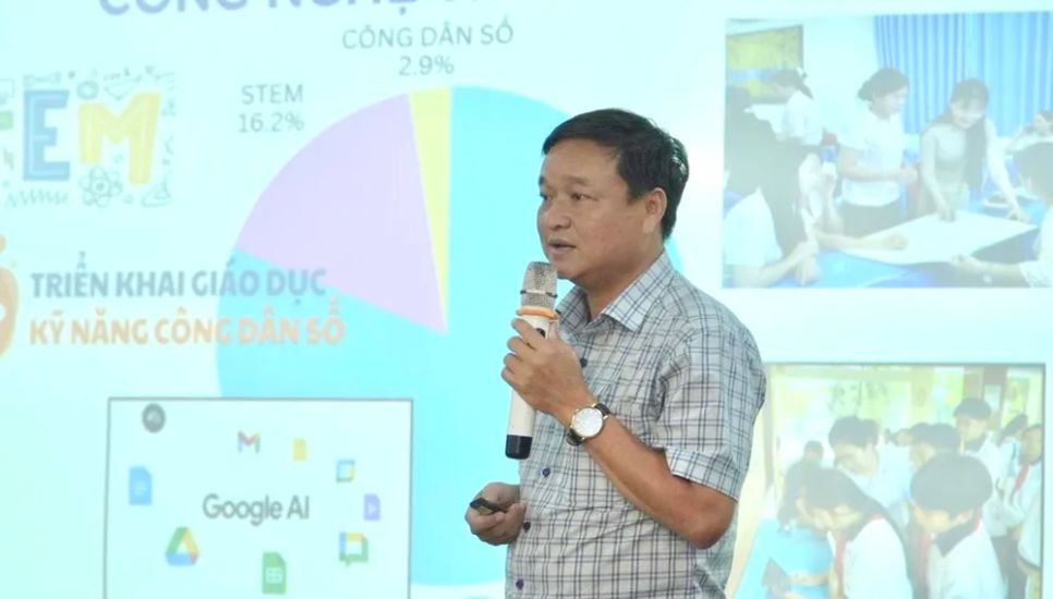 Ông Võ Thiện Cang, Giám đốc Trung tâm Thông tin và chương trình giáo dục chia sẻ câu chuyện về ứng dụng công nghệ trong giáo dục trên địa bàn TPHCM. Ảnh: THIÊN PHÁT