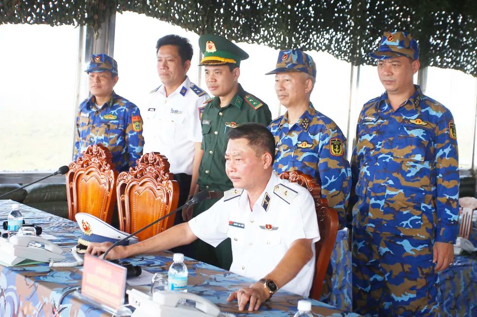 Chuẩn Đô đốc Nguyễn Anh Tuấn, Tư lệnh Vùng 4 chỉ huy các lực lượng luyện tập vận động đội hình diễu binh trên biển Chuẩn Đô đốc Nguyễn Anh Tuấn, Tư lệnh Vùng 4 chỉ huy các lực lượng luyện tập vận động đội hình diễu binh trên biển