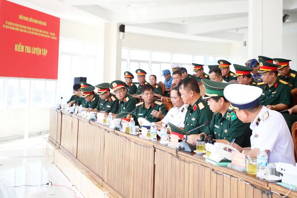 Thượng tướng Nguyễn Văn Nghĩa chỉ đạo các lực lượng tham gia luyện tập diễu binh trên biển Thượng tướng Nguyễn Văn Nghĩa chỉ đạo các lực lượng tham gia luyện tập diễu binh trên biển