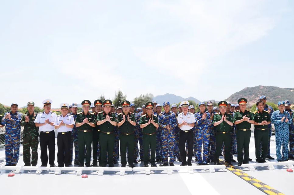 Thượng tướng Nguyễn Văn Nghĩa động viên các lực lượng tham gia diễu binh trên biển Thượng tướng Nguyễn Văn Nghĩa động viên các lực lượng tham gia diễu binh trên biển