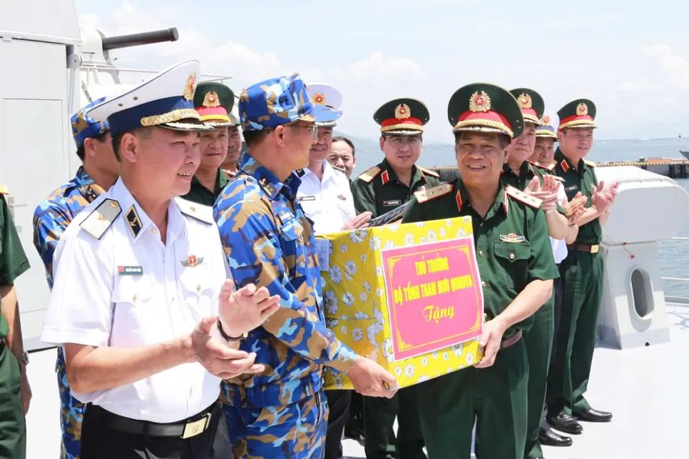 Thượng tướng Nguyễn Văn Nghĩa tặng quà và động viên các lực lượng tham gia luyện tập diễu binh trên biển Thượng tướng Nguyễn Văn Nghĩa tặng quà và động viên các lực lượng tham gia luyện tập diễu binh trên biển