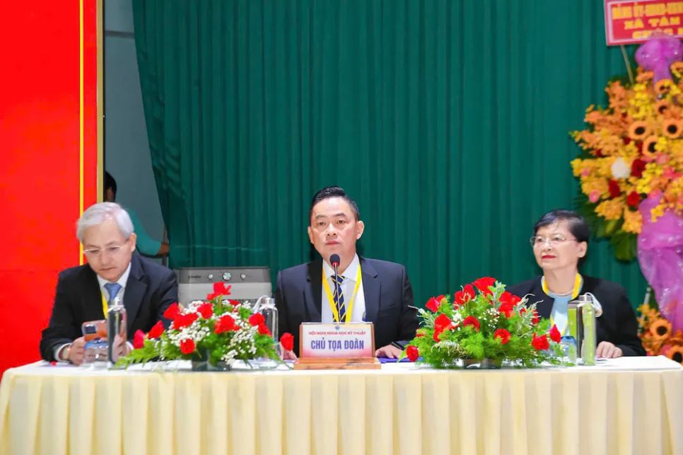 ThS-BS-CK2 Võ Ngọc Cường, Giám đốc Bệnh viện Bình Chánh (giữa) phát biểu tại hội nghị ThS-BS-CK2 Võ Ngọc Cường, Giám đốc Bệnh viện Bình Chánh (giữa) phát biểu tại hội nghị