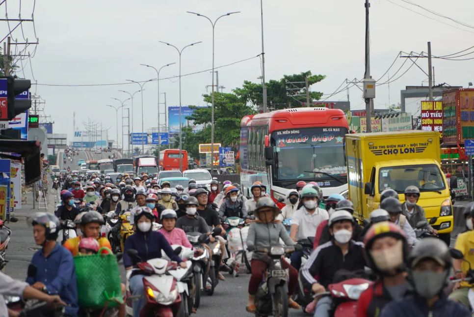 Phương tiện chen chúc di chuyển rất khó khăn. Ảnh: QUỐC HÙNG Phương tiện chen chúc di chuyển rất khó khăn. Ảnh: QUỐC HÙNG