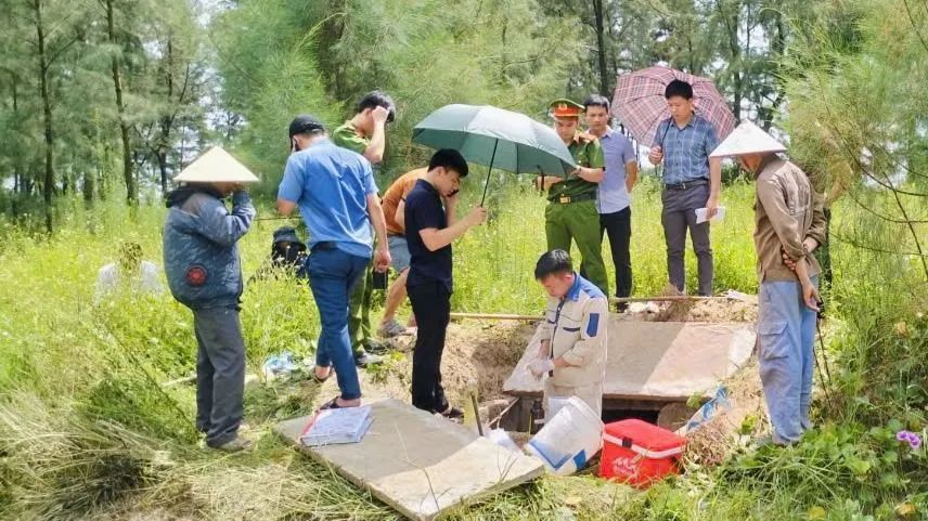 Lực lượng chức năng phát hiện đường ống xả thải của Công ty CP Thủy sản T.T. và HTX T.M.T. Ảnh: CA HÀ TĨNH Lực lượng chức năng phát hiện đường ống xả thải của Công ty CP Thủy sản T.T. và HTX T.M.T. Ảnh: CA HÀ TĨNH
