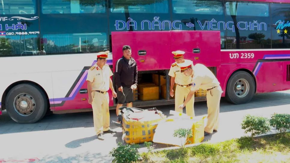 Lực lượng chức năng phát hiện gần 1 tấn sụn chân gà hôi thối không rõ nguồn gốc trong xe khách Lực lượng chức năng phát hiện gần 1 tấn sụn chân gà hôi thối không rõ nguồn gốc trong xe khách