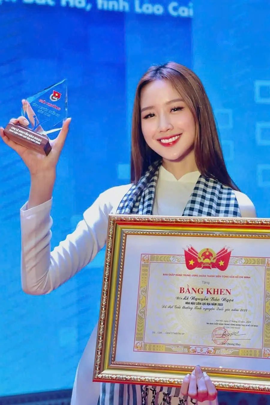 Bảo Ngọc nhận Giải thưởng Tình nguyện Quốc gia 2024 Bảo Ngọc nhận Giải thưởng Tình nguyện Quốc gia 2024