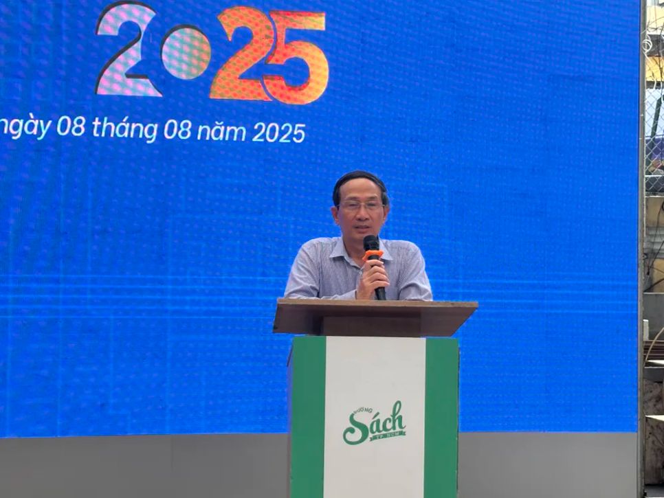 Ông Trần Hoàng, Tổng Biên tập Tạp chí Doanh nhân Sài Gòn, phát biểu tại chương trình Ông Trần Hoàng, Tổng Biên tập Tạp chí Doanh nhân Sài Gòn, phát biểu tại chương trình