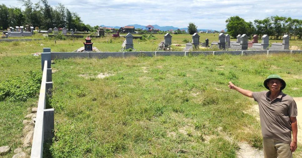Ông Nguyễn Tông Bình (Trưởng thôn Trần Phú) lo lắng khi khu vực Cửa Miếu làm nơi tạm thời mai táng người chết ở gần khu dân cư Ông Nguyễn Tông Bình (Trưởng thôn Trần Phú) lo lắng khi khu vực Cửa Miếu làm nơi tạm thời mai táng người chết ở gần khu dân cư