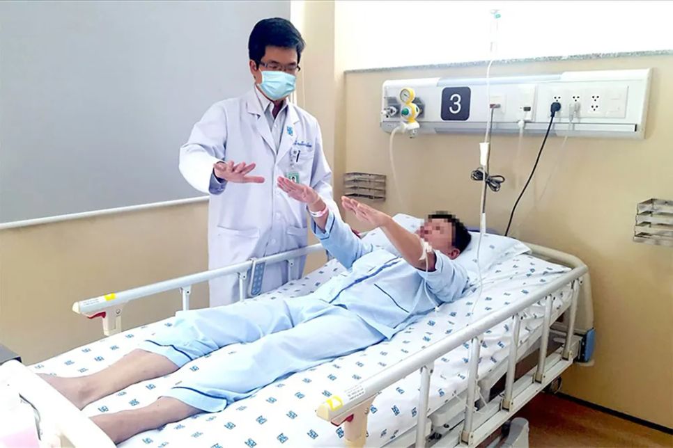 TS-BS Nguyễn Bá Thắng, Trưởng Đơn nguyên Đột quỵ Bệnh viện Đại học Y Dược TPHCM thăm khám cho người bệnh. Ảnh: THÀNH AN