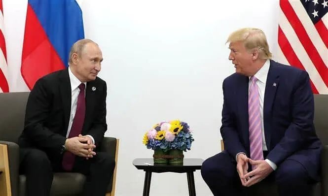 Tổng thống Mỹ Donald Trump (phải) trong cuộc gặp Tổng thống Nga Vladimir Putin bên lề Hội nghị thượng đỉnh Nhóm các nền kinh tế phát triển và mới nổi hàng đầu thế giới (G20) tại Osaka, Nhật Bản năm 2019. Ảnh: KYODO Tổng thống Mỹ Donald Trump (phải) trong cuộc gặp Tổng thống Nga Vladimir Putin bên lề Hội nghị thượng đỉnh Nhóm các nền kinh tế phát triển và mới nổi hàng đầu thế giới (G20) tại Osaka, Nhật Bản năm 2019. Ảnh: KYODO