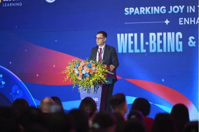 Ông Steven Happel, Quản lý chuyên môn cấp cao tại VUS chia sẻ về chủ đề VUS TESOL năm nay Ông Steven Happel, Quản lý chuyên môn cấp cao tại VUS chia sẻ về chủ đề VUS TESOL năm nay