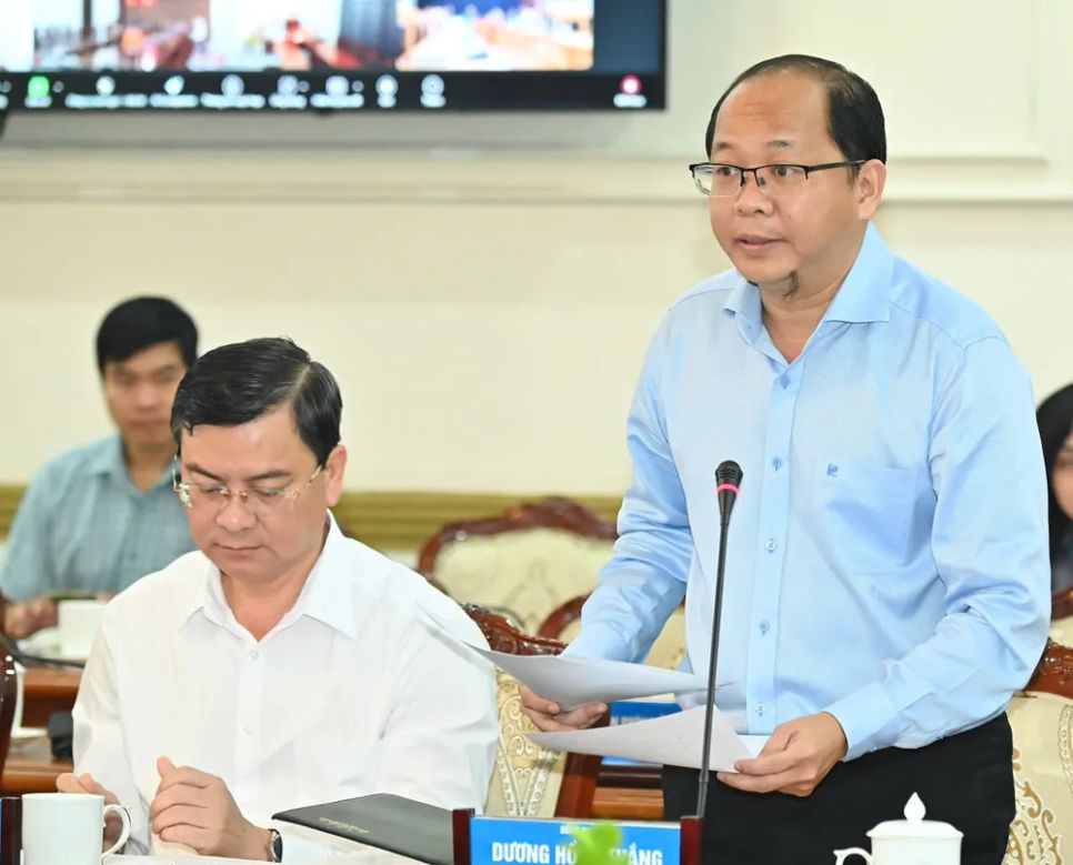 Chánh Văn phòng UBND TPHCM Dương Hồng Thắng thông qua chương trình phiên họp. Ảnh: VIỆT DŨNG Chánh Văn phòng UBND TPHCM Dương Hồng Thắng thông qua chương trình phiên họp. Ảnh: VIỆT DŨNG