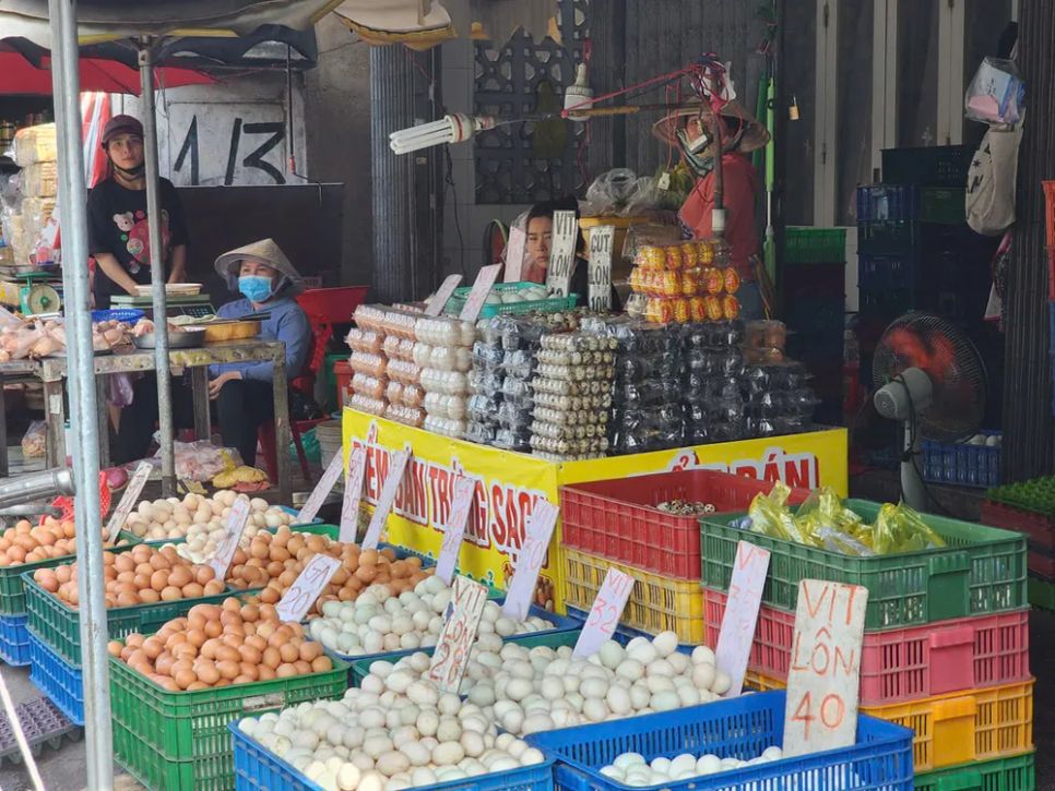 Một quầy bán trứng gia cầm tại chợ An Nhơn (TPHCM) Một quầy bán trứng gia cầm tại chợ An Nhơn (TPHCM)