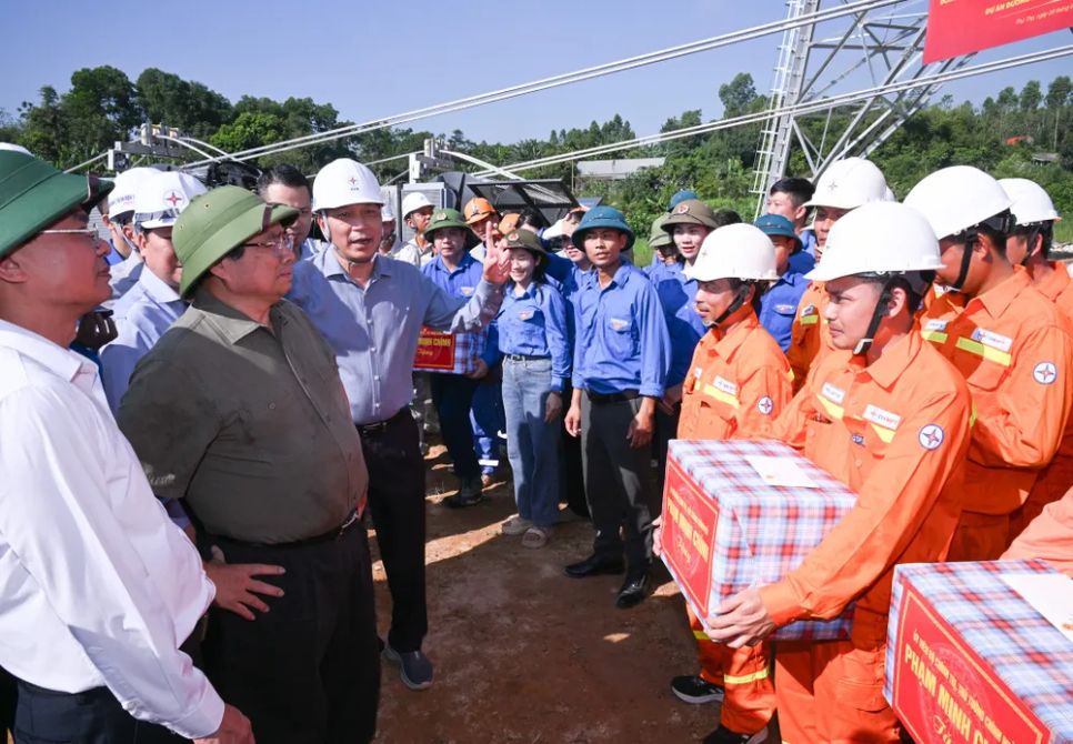 Thủ tướng thăm, tặng quà động viên các lực lượng thi công tại công trường Thủ tướng thăm, tặng quà động viên các lực lượng thi công tại công trường