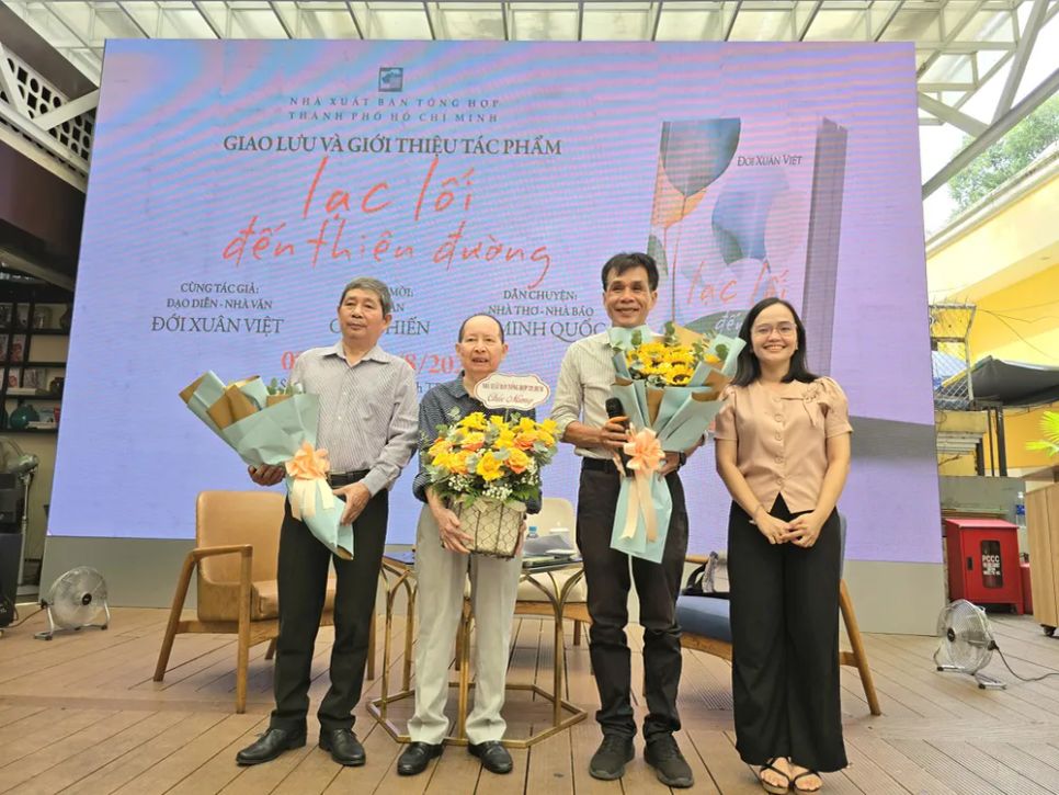 Bà Ông Thị Ngọc Linh, Phó Giám đốc NXB Tổng hợp TPHCM, tặng hoa cho nhà văn Đới Xuân Việt và hai khách mời Bà Ông Thị Ngọc Linh, Phó Giám đốc NXB Tổng hợp TPHCM, tặng hoa cho nhà văn Đới Xuân Việt và hai khách mời