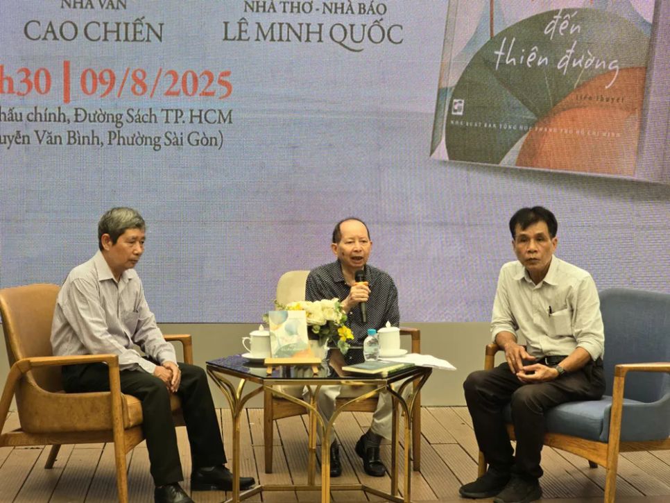 Từ trái qua: nhà văn Cao Chiến, nhà văn Đới Xuân Việt và nhà thơ Lê Minh Quốc Từ trái qua: nhà văn Cao Chiến, nhà văn Đới Xuân Việt và nhà thơ Lê Minh Quốc