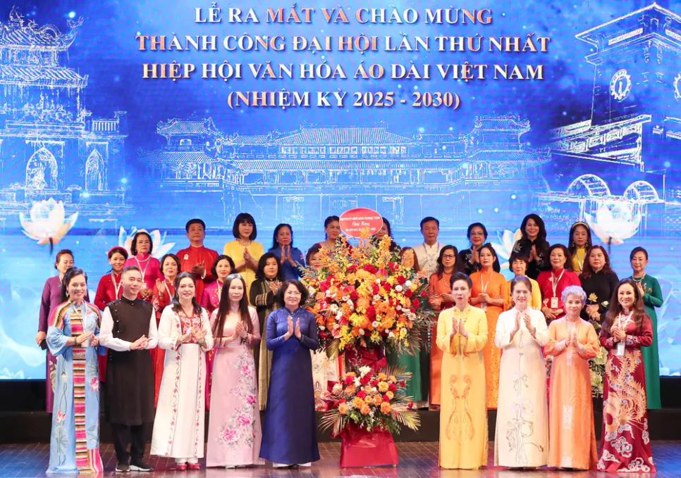 Ra mắt Hiệp hội Văn hóa Áo dài Việt Nam. Ảnh: HUẤN TRẦN Ra mắt Hiệp hội Văn hóa Áo dài Việt Nam. Ảnh: HUẤN TRẦN
