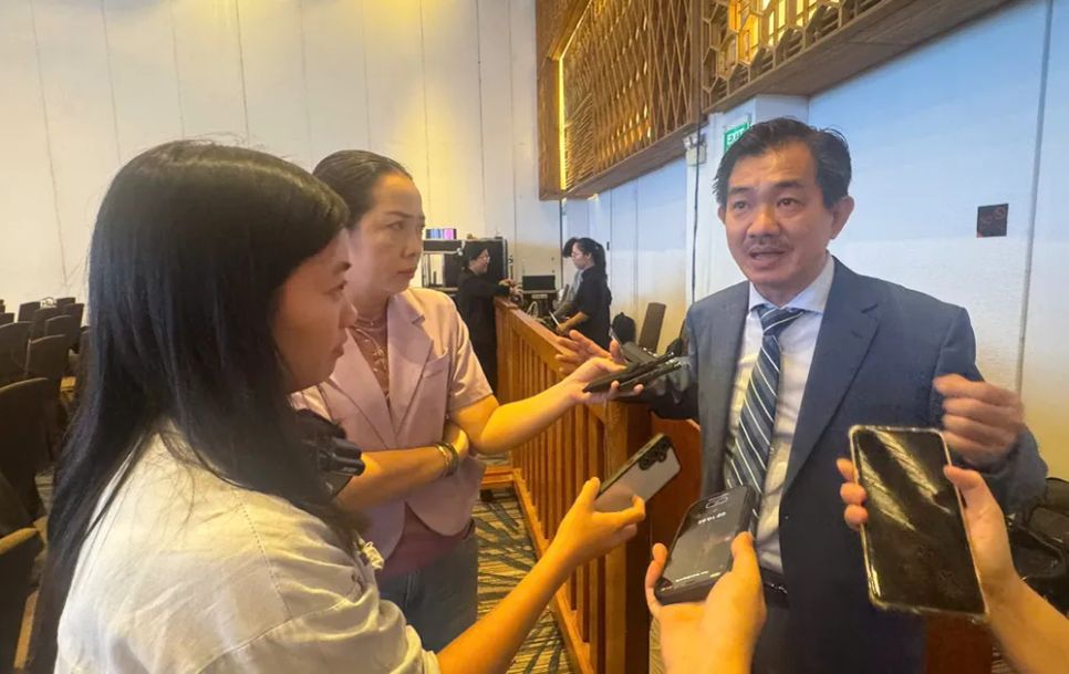 PGS-TS-BS Nguyễn Huy Thắng chia sẻ với các phóng viên về những khoảng trống trong điều trị đột quỵ hiện nay PGS-TS-BS Nguyễn Huy Thắng chia sẻ với các phóng viên về những khoảng trống trong điều trị đột quỵ hiện nay