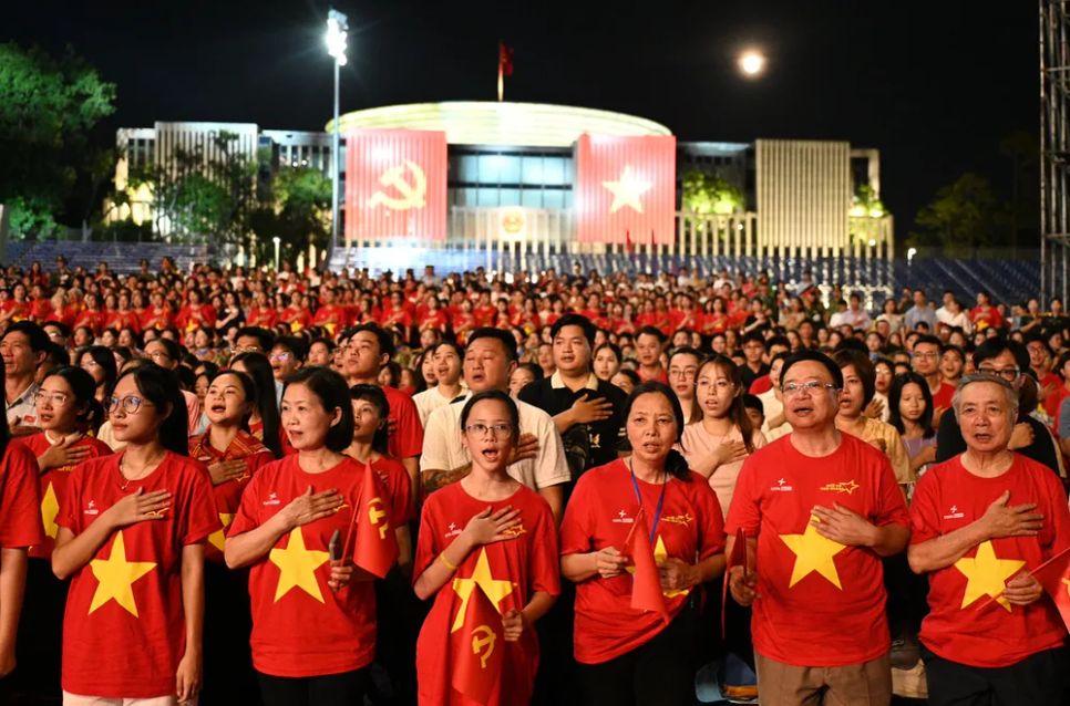 Trong chương trình, Quốc ca được toàn thể nhân dân hát vang Trong chương trình, Quốc ca được toàn thể nhân dân hát vang