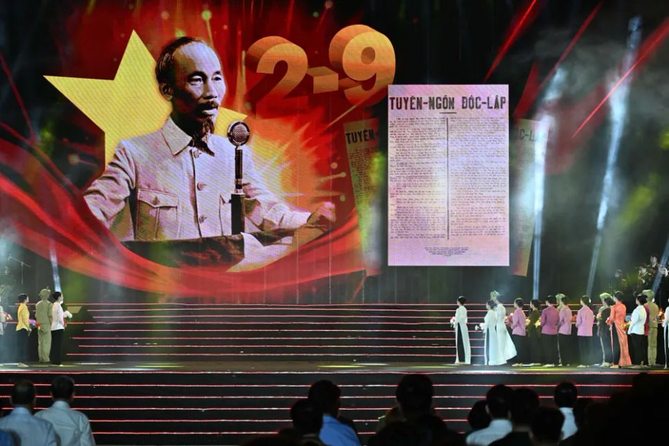 Trong chương trình, tái hiện lại sự kiện Chủ tịch Hồ Chí Minh đọc Tuyên ngôn độc lập Trong chương trình, tái hiện lại sự kiện Chủ tịch Hồ Chí Minh đọc Tuyên ngôn độc lập
