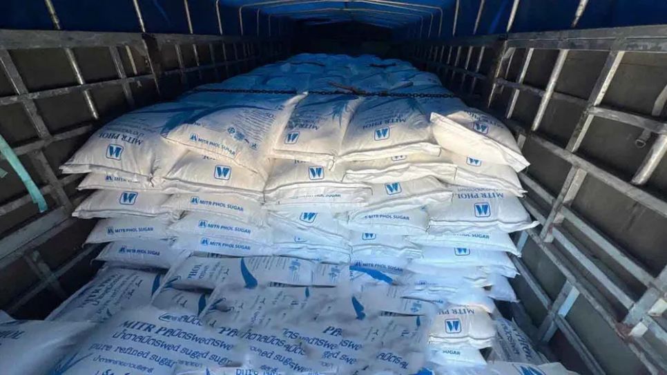 Các bao tải chứa đường trắng trên xe tải không có giấy tờ chứng minh nguồn gốc, xuất xứ