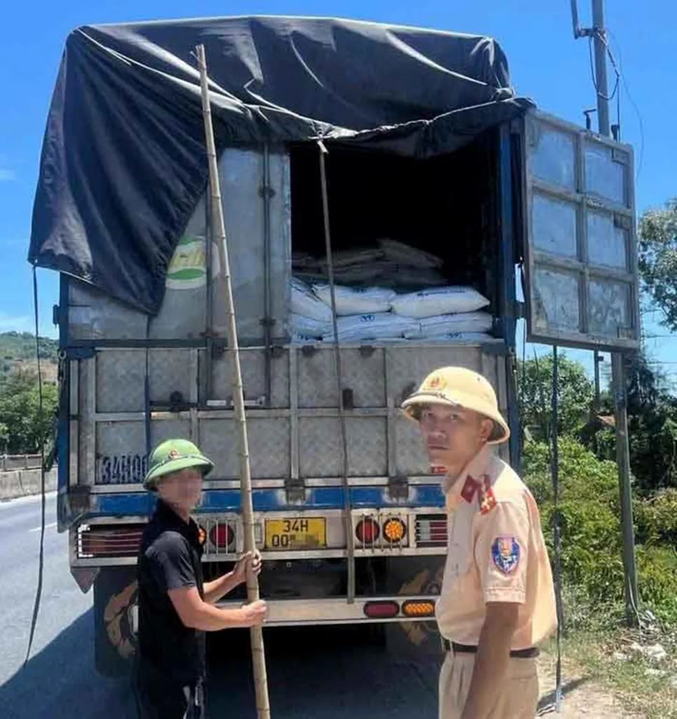 Tổ tuần tra kiểm soát thuộc Phòng Cảnh sát giao thông, Công an tỉnh Hà Tĩnh, kiểm tra, phát hiện xe tải chở đường trắng không rõ nguồn gốc, xuất xứ