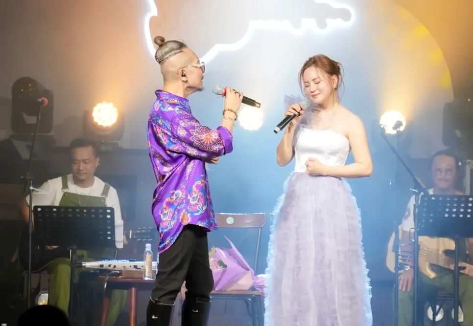 Jimmii Nguyễn song ca cùng Vy Oanh Jimmii Nguyễn song ca cùng Vy Oanh