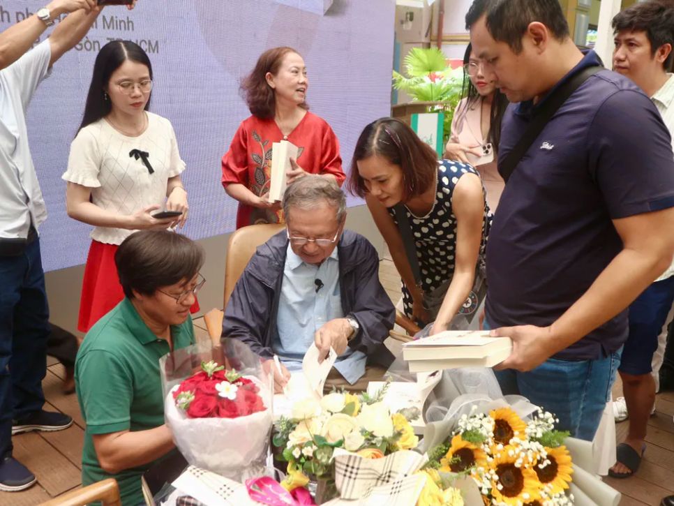 Bạn đọc xếp hàng chờ xin chữ ký của bác sĩ Đỗ Hồng Ngọc. Ảnh: KHÁNH DUY