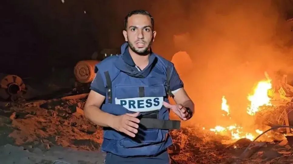 Nhà báo Al-Sharif tường thuật cuộc chiến ở Gaza trước khi chết. Ảnh: AL JAZEERA Nhà báo Al-Sharif tường thuật cuộc chiến ở Gaza trước khi chết. Ảnh: AL JAZEERA