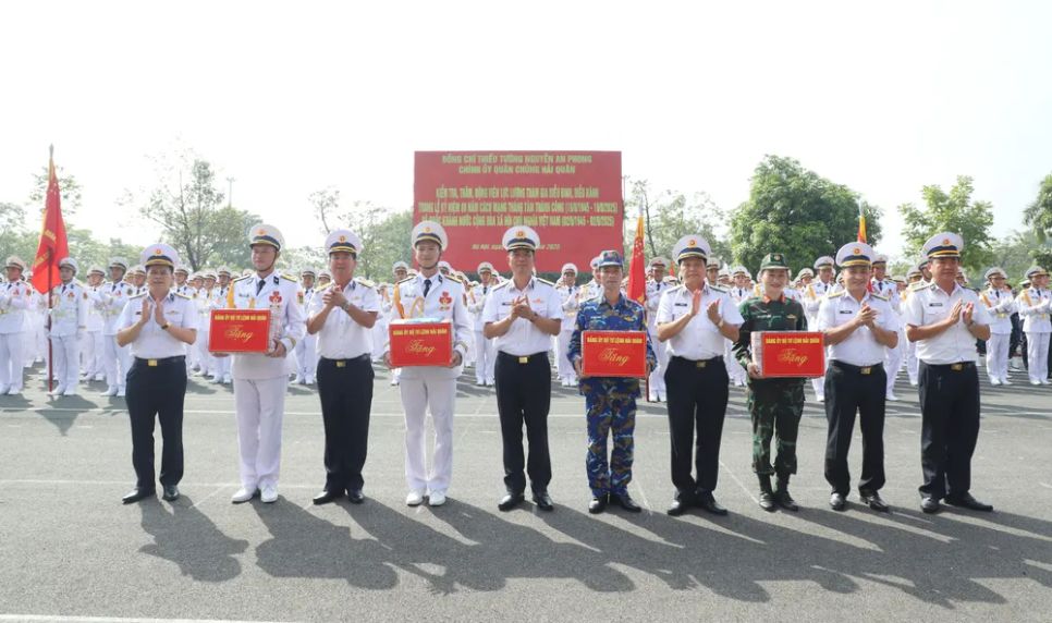 Thủ trưởng Bộ Tư lệnh và các cơ quan tặng quà cho các lực lượng Thủ trưởng Bộ Tư lệnh và các cơ quan tặng quà cho các lực lượng