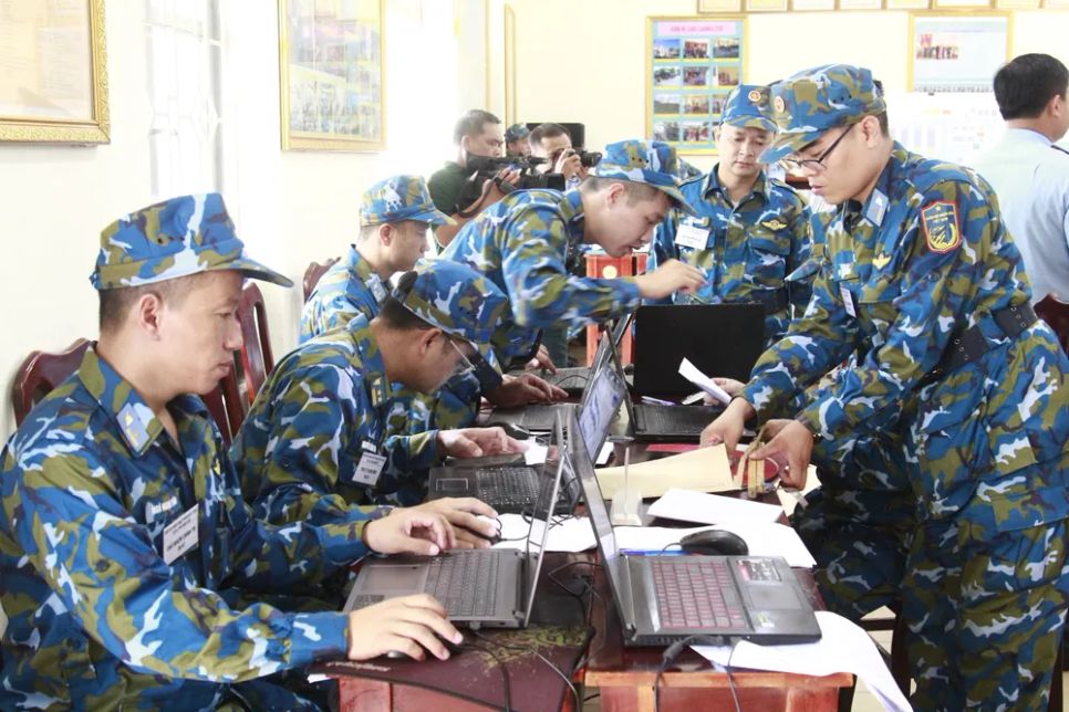 Cán bộ, chiến sĩ tham gia xây dựng kế hoạch chiến đấu