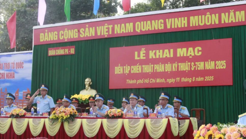 Đại diện lãnh đạo các đơn vị tham dự lễ khai mạc