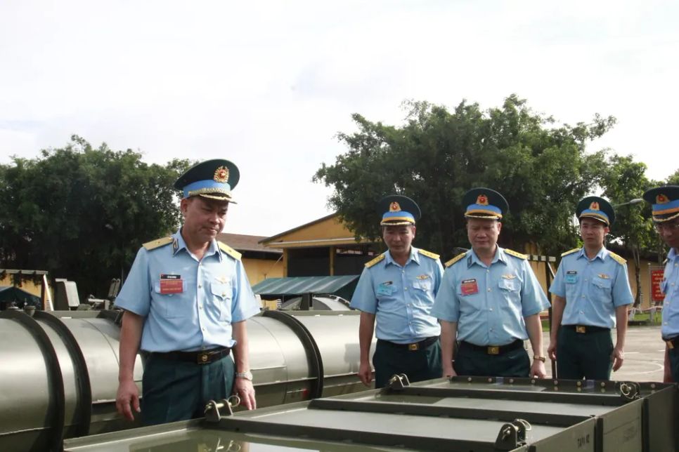 Lãnh đạo các đơn vị kiểm tra các khu vực diễn tập