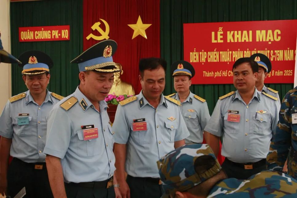 Lãnh đạo các đơn vị kiểm tra khu vực xây dựng kế hoạch chiến đấu