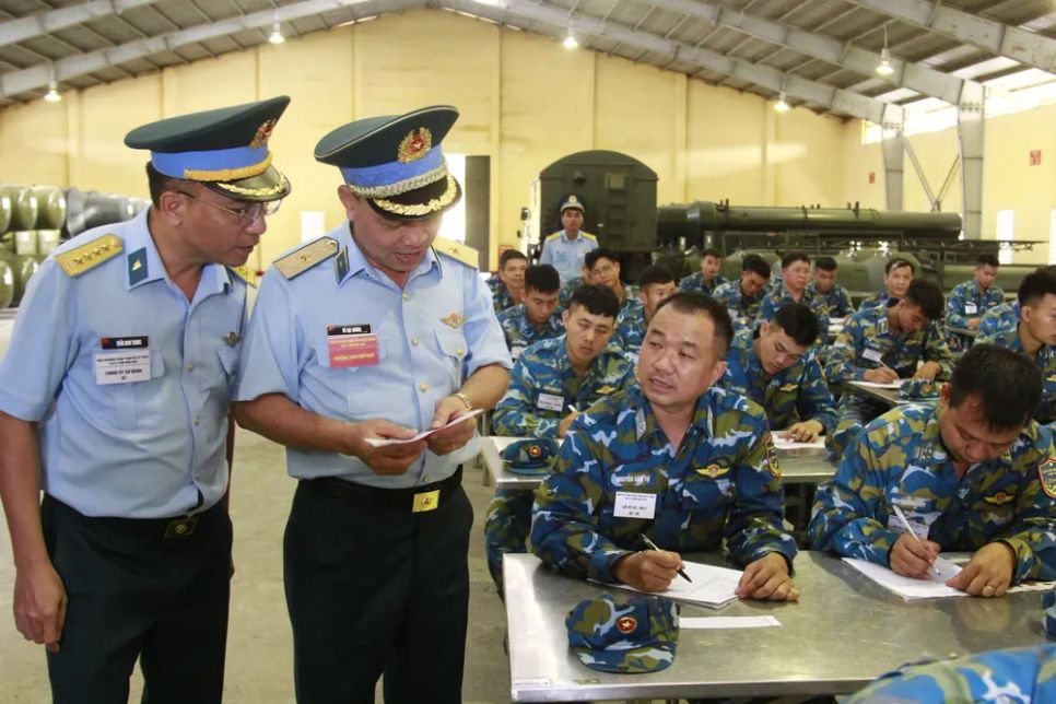 Thiếu tướng Vũ Đại Dương cùng thành viên Ban Chỉ đạo kiểm tra khu vực thi lý thuyết