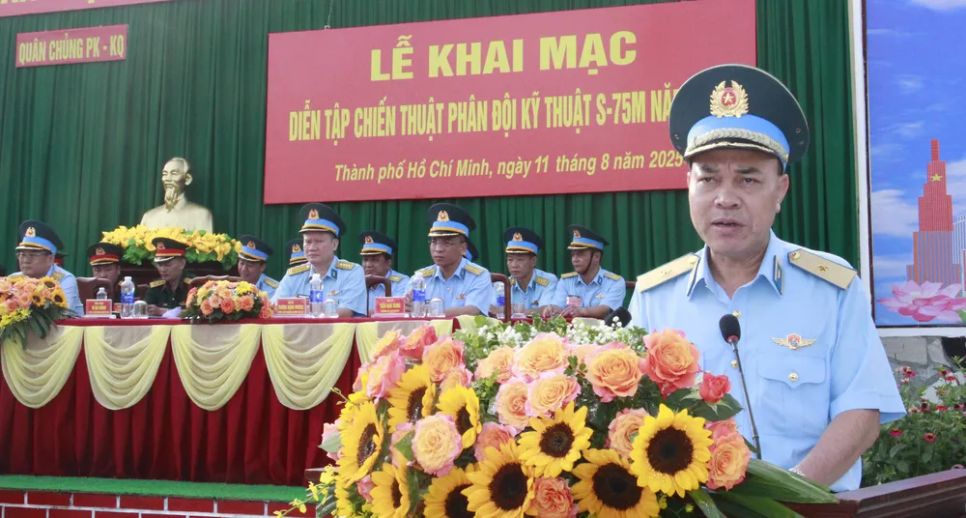 Thiếu tướng Vũ Đại Dương, Phó Tư lệnh Quân chủng PK-KQ, Bộ Quốc phòng phát biểu khai mạc diễn tập. Ảnh: XUÂN TRUNG
