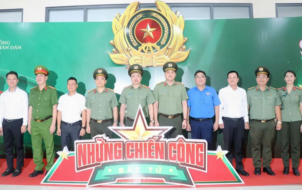 Công an TPHCM đẩy mạnh ứng dụng khoa học công nghệ, tiên phong chuyển đổi số Công an TPHCM đẩy mạnh ứng dụng khoa học công nghệ, tiên phong chuyển đổi số
