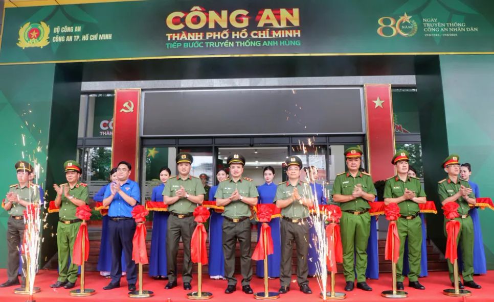 Đại biểu cắt băng khai mạc triển lãm Đại biểu cắt băng khai mạc triển lãm