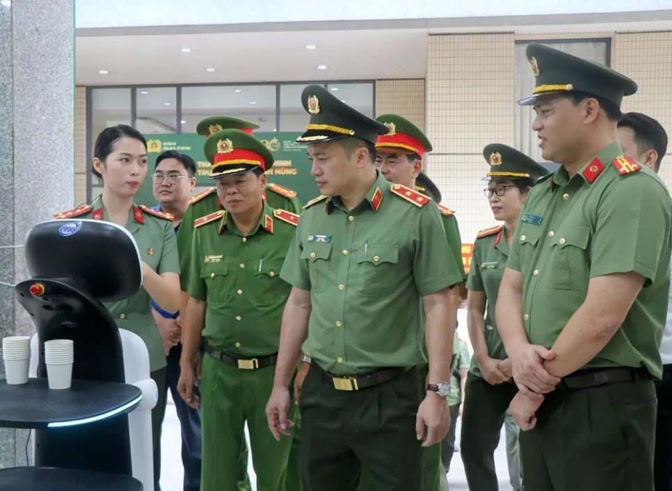 Đại biểu tham quan mô hình Robot phục vụ đón tiếp người dân và hỗ trợ thực hiện thủ tục hành chính công Đại biểu tham quan mô hình Robot phục vụ đón tiếp người dân và hỗ trợ thực hiện thủ tục hành chính công