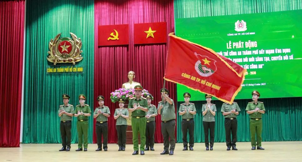 Lãnh đạo Công an TPHCM trao cờ lệnh phát động phong trào và giao nhiệm vụ cho tuổi trẻ Công an TPHCM Lãnh đạo Công an TPHCM trao cờ lệnh phát động phong trào và giao nhiệm vụ cho tuổi trẻ Công an TPHCM