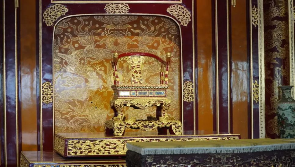Ngai vàng triều Nguyễn phiên bản phục chế được đưa vào phục vụ khách tham quan sau khi Bảo vật quốc gia Ngai vàng triều Nguyễn bị du khách tham quan điện Thái Hòa bẻ gãy