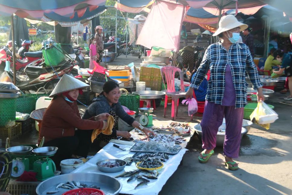 Chợ cá đồng vùng biên mùa nước nổi