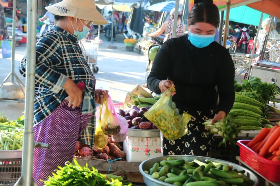 Chợ cá đồng vùng biên mùa nước nổi