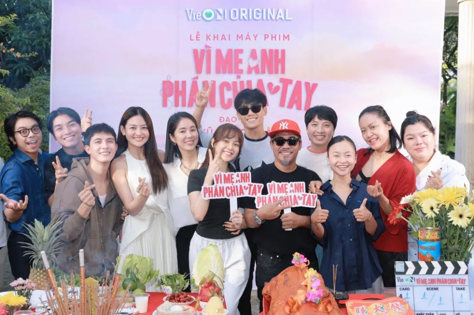 Ê-kíp đoàn phim Vì mẹ anh phán chia tay tại buổi khai máy sáng 11-8. Ảnh: VieON Ê-kíp đoàn phim Vì mẹ anh phán chia tay tại buổi khai máy sáng 11-8. Ảnh: VieON